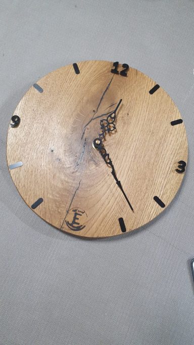 Rustikale Wanduhr aus Eiche Fertigparkettt